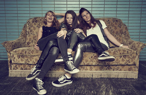 Bandfoto Jane Doe - drei Musikerinnen frech auf dem Sofa
