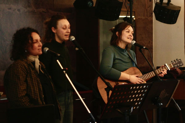 Foto Little Joe Sisters an drei Mikros und mit einer Gitarre