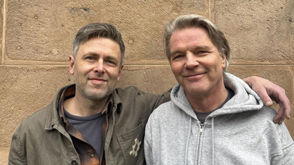 Foto von Welsner und Mautz vor einer Sandsteinmauer